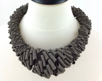 Kette aus Vintage-Ripsband Farbe Taupe-Glitzer Model Alba