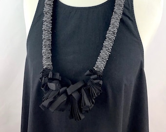 Halsette aus Vintage-Ripsband - Farbe grau/schwarz  - Model Aimee