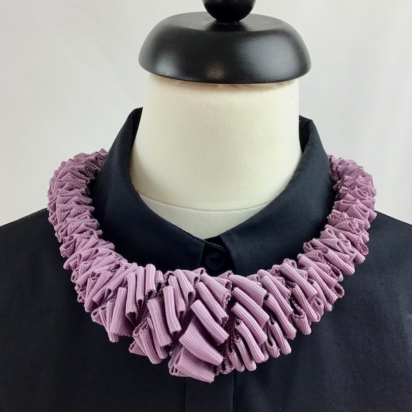 Kette aus Vintage-Ripsband Farbe Lilas Model Alba