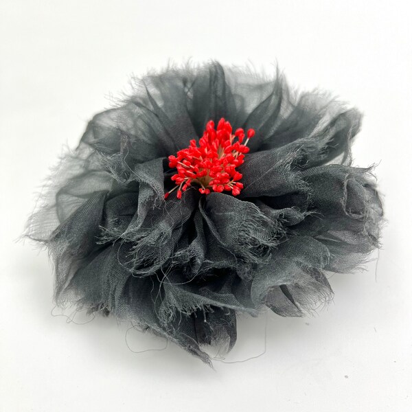 Brosche aus Seidenorganza Farbe grau  Model Carmen