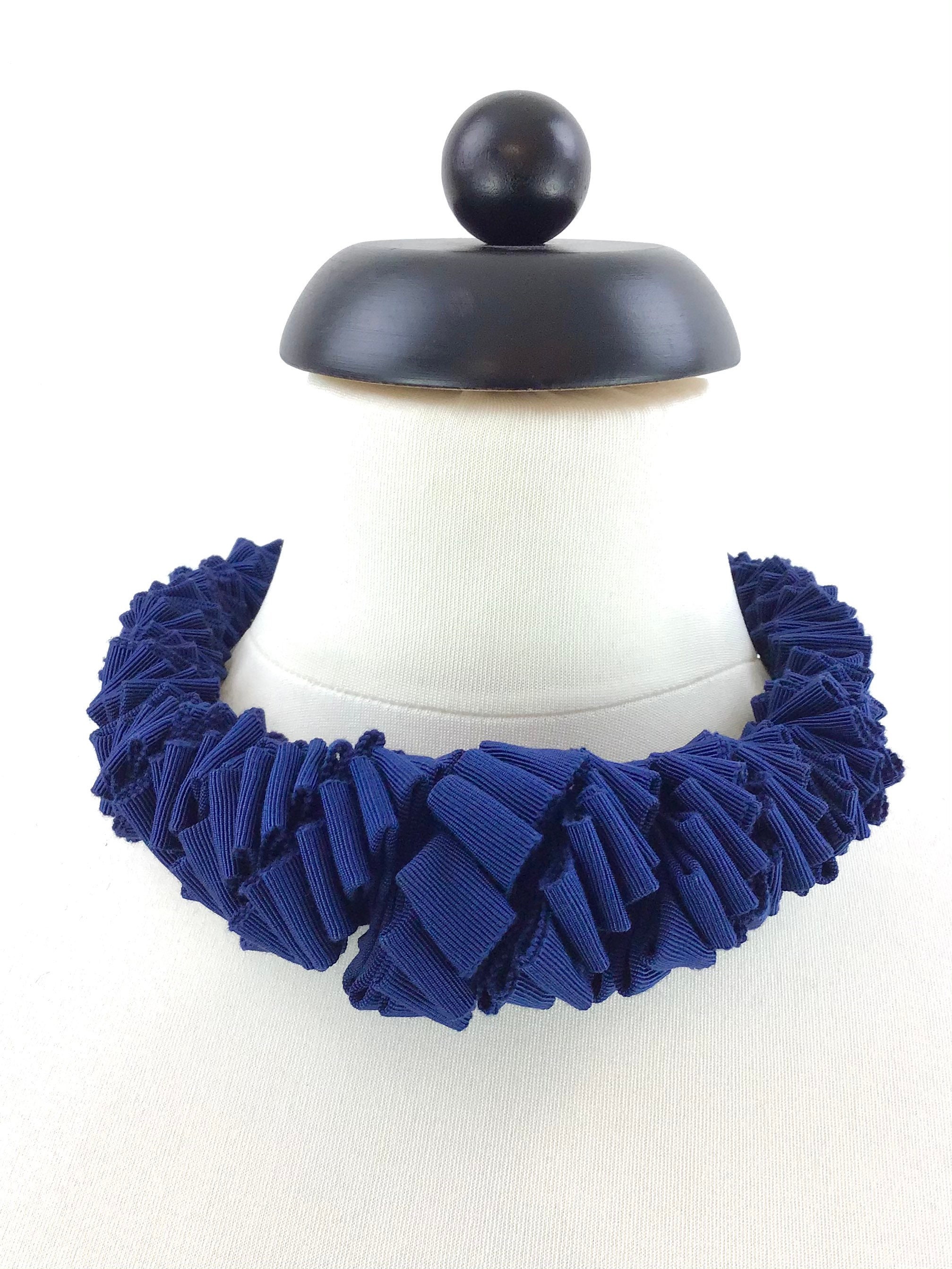 Kette aus Vintage-Ripsband Farbe Marine Model Alba