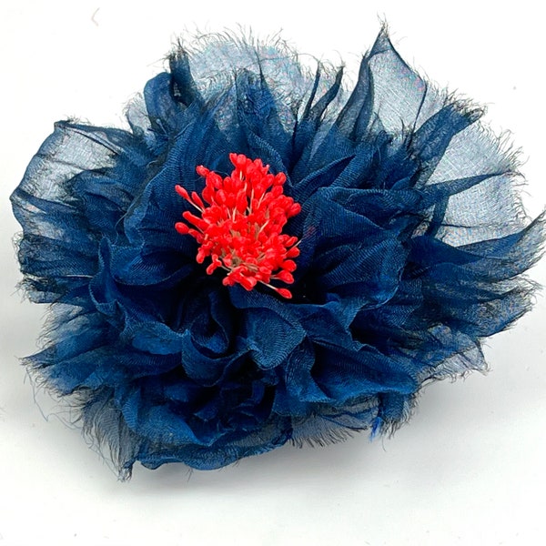 Brosche aus Seidenorganza Farbe blau Model Carmen