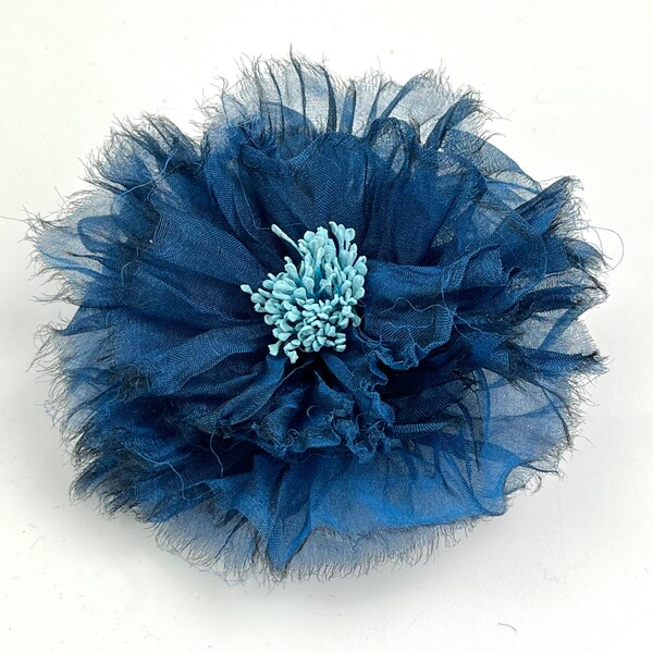 Brosche aus Seidenorganza Farbe blau Model Carmen