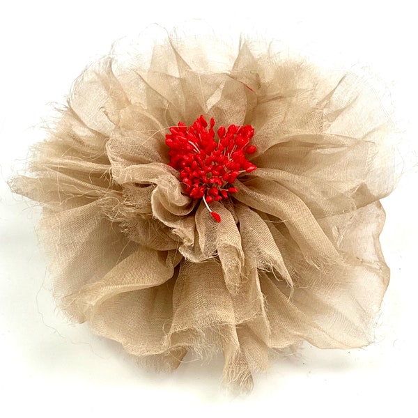 Brosche aus Seidenorganza Farbe sand  Model Carmen