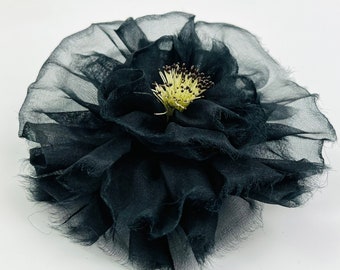 Brosche aus Seidenorganza Farbe schwarz Model Carmen