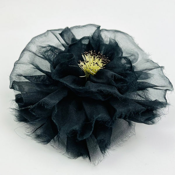 Brosche aus Seidenorganza Farbe schwarz Model Carmen