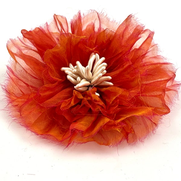 Brosche aus Seidenorganza Farbe orange changeant  Model Carmen