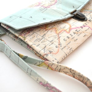 Water-repellent travel case with world map motif for globetrotters image 10