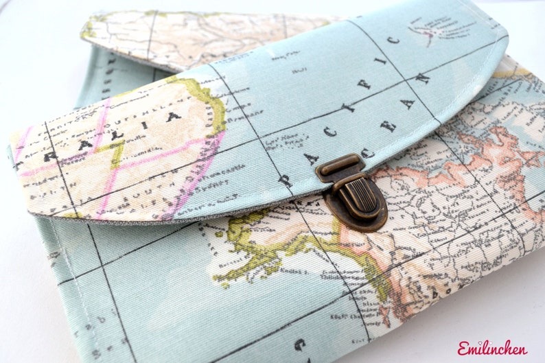 Water-repellent travel case with world map motif for globetrotters image 1