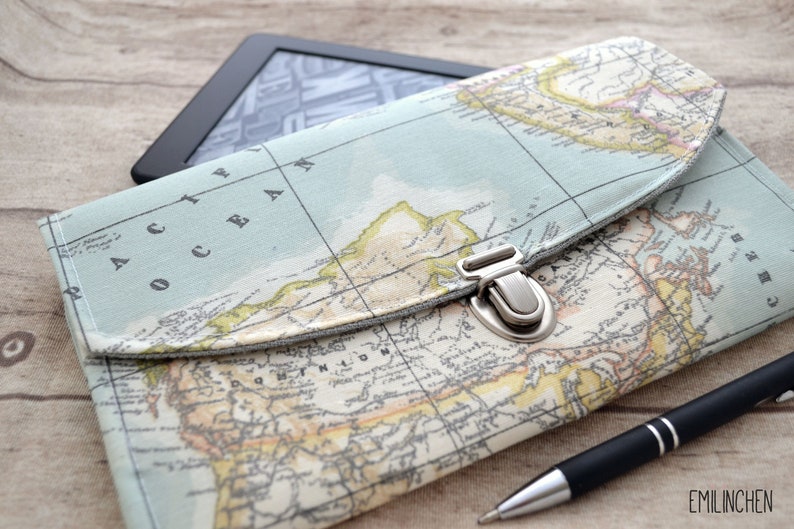 Water-repellent travel case with world map motif for globetrotters image 2