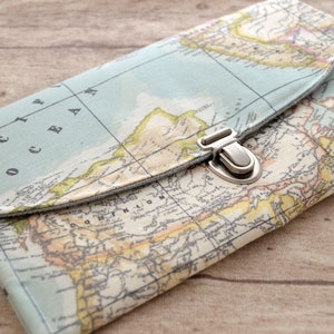 Water-repellent travel case with world map motif for globetrotters image 3