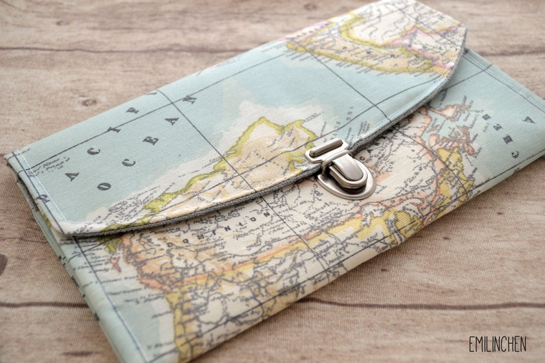 Water-repellent travel case with world map motif for globetrotters image 3