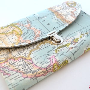 Water-repellent travel case with world map motif for globetrotters image 6