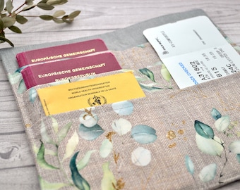 Trousse de voyage, carnet de vaccination, passeport, imprimé eucalyptus