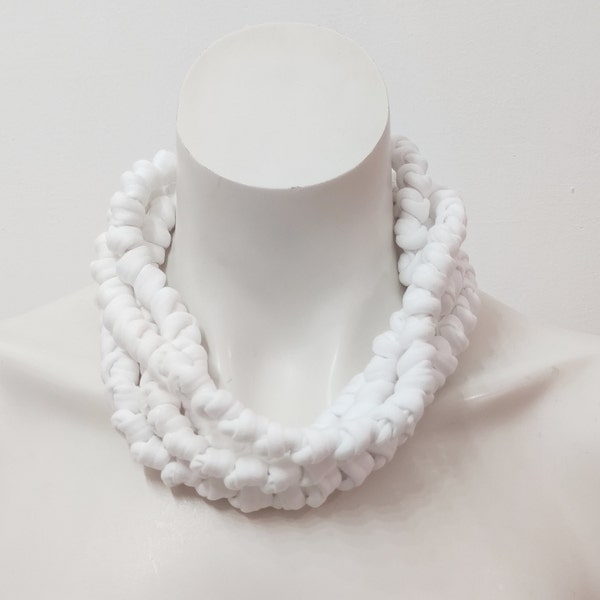 Collana di stoffa bianca riciclata, morbido girocollo in tessuto sostenibile in nodi multifilo, bigiotteria regalo per donna