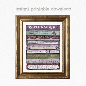 Pode incluir: Uma impressão emoldurada com uma pilha de livros com títulos como "Outlander" e a autora Diana Gabaldon. As lombadas são de várias cores. A moldura é dourada e o fundo é branco. O texto "download instantâneo imprimível" está no topo.