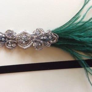 Green Great Gatsby headband, Dark green feathers fascinator, 1920s Flapper Beaded headpiece dress hair accessory, White Black feathers