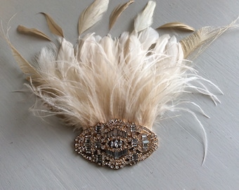 Tocado de plumas de los años 20: Tocado estilo flapper con pedrería color oro rosa.