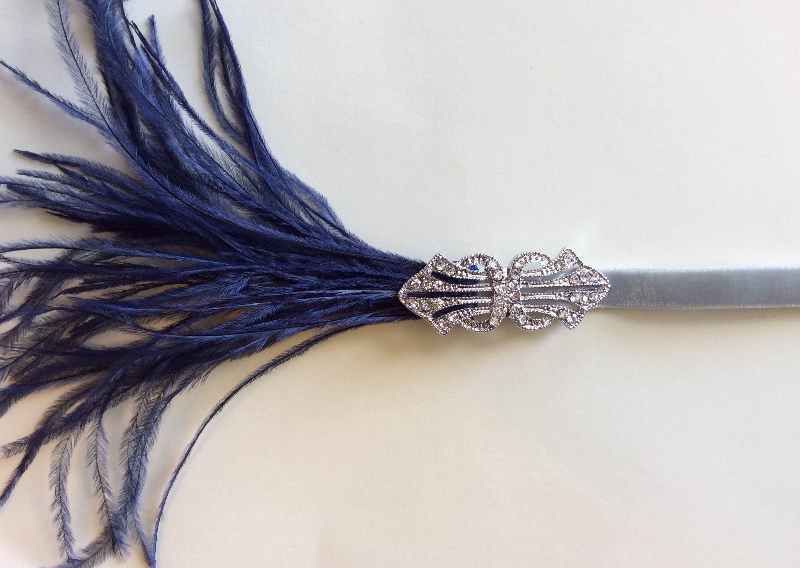 Faixa de cabeça de penas de avestruz azul-marinho com strass prateado, fascinador Great Gatsby, fita de veludo elástica, opções de cores personalizadas, estilo vintage
