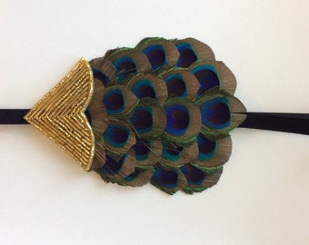 Loja de São Francisco, acessórios de cabeça estilo Gatsby, tiara de penas de pavão, veludo com miçangas douradas, fascinator estilo melindrosa dos anos 1920