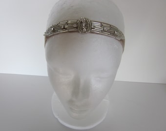Diadema Art Déco con pedrería: estilo flapper de los años 20, fajín nupcial.