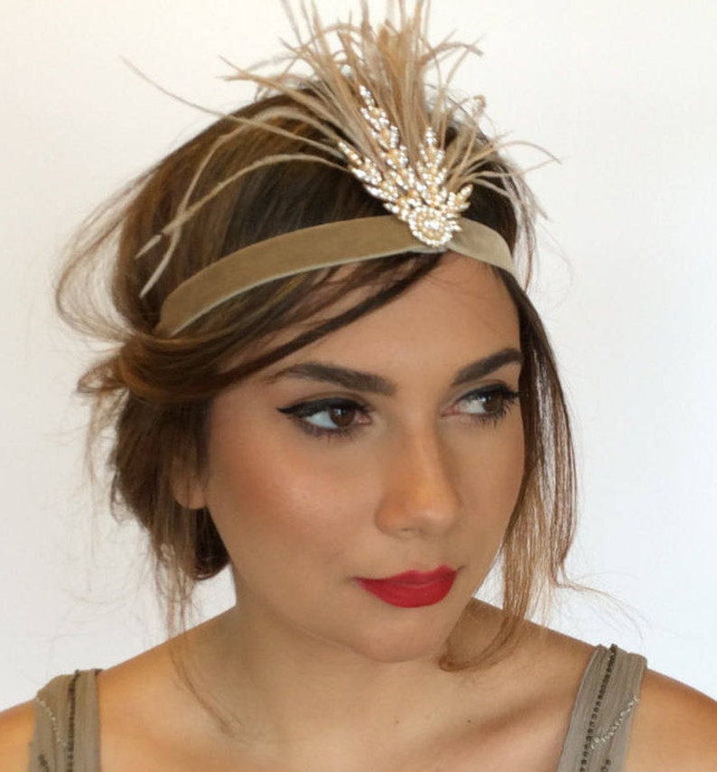 Gatsby 1920s headpiece, Gold Jewel Fascinator, Great Gatsby headband Beige Feathers hair accessory Pearl rhinestones crystals bridal wedding 