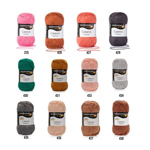 K&ouml;nnte beinhalten: Eine Sammlung von Garnkn&auml;uel in verschiedenen Farben, darunter Rosa, Orange, Gr&uuml;n, Braun, Grau und Beige. Die Garnkn&auml;uel sind mit dem Markennamen "Schachenmayr" und dem Garntyp "Catania Originals" gekennzeichnet.