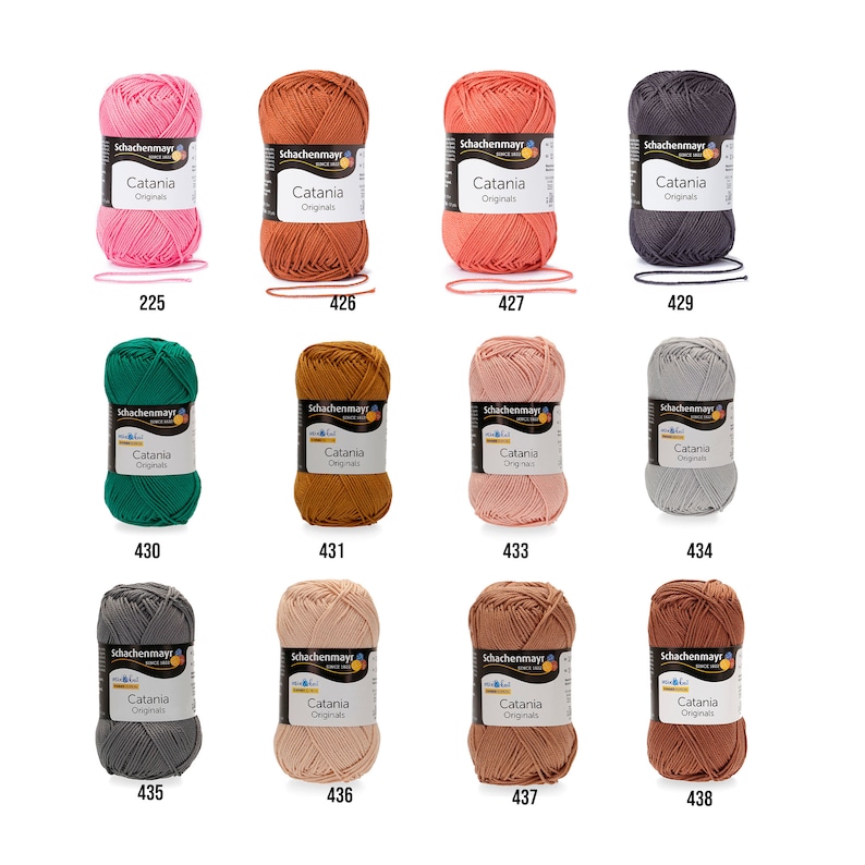 K&ouml;nnte beinhalten: Eine Sammlung von Garnkn&auml;uel in verschiedenen Farben, darunter Rosa, Orange, Gr&uuml;n, Braun, Grau und Beige. Die Garnkn&auml;uel sind mit dem Markennamen "Schachenmayr" und dem Garntyp "Catania Originals" gekennzeichnet.