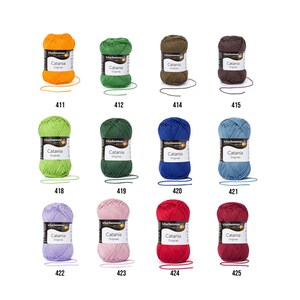 K&ouml;nnte beinhalten: Eine Sammlung von 10 Garnkn&auml;uel in verschiedenen Farben, darunter Orange, Gr&uuml;n, Braun, Blau, Lila, Rosa und Rot. Jedes Kn&auml;uel tr&auml;gt ein Etikett mit der Aufschrift "Schachenmayr Catania Originals".