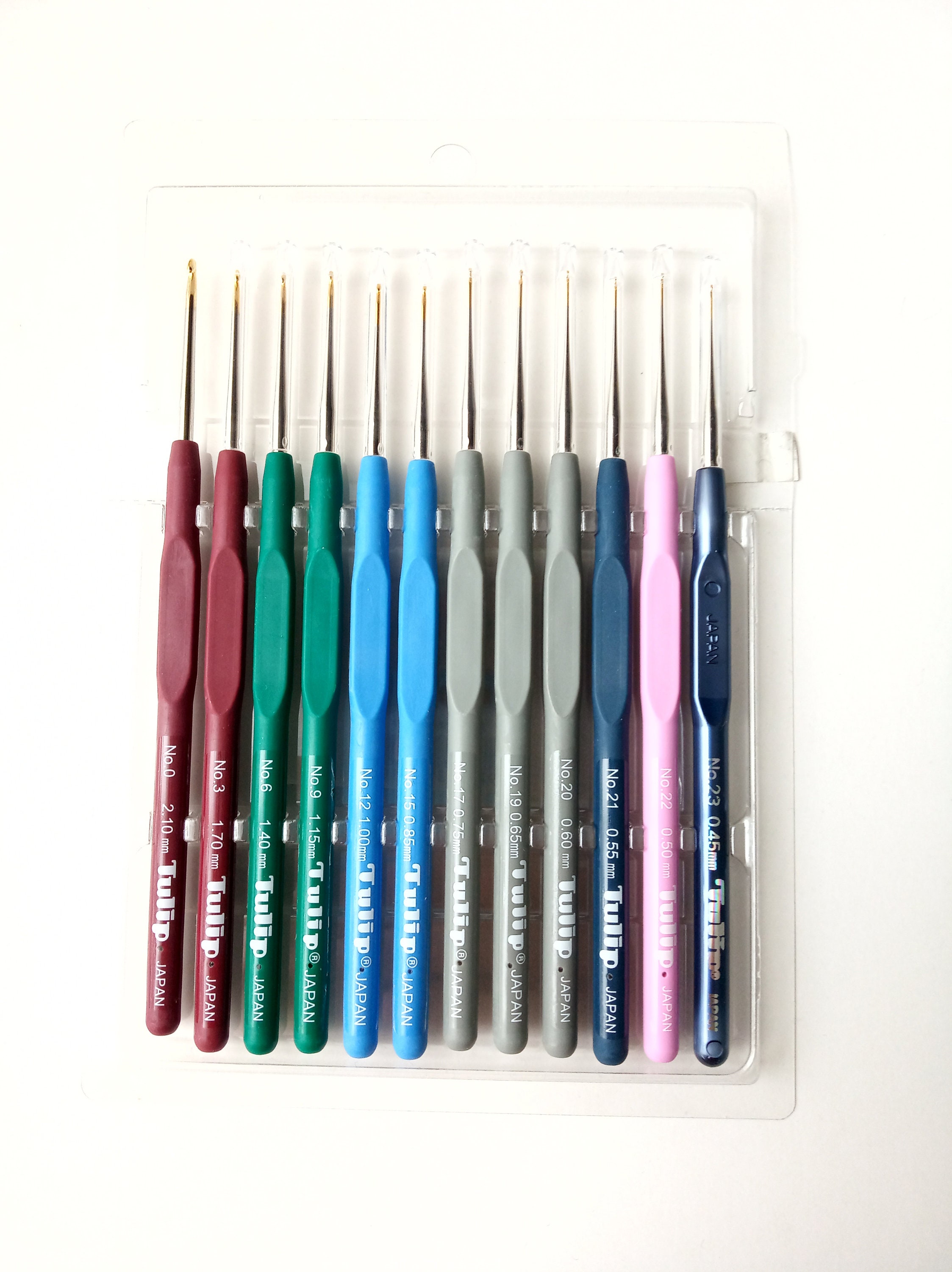 12 Different Size Tulip Fine Steel Soft Grip Crochet Hooks /hook Sizes  Included in This Set : 0, 3, 6, 9, 12, 15, 17, 19, 20, 21, 22, 23 