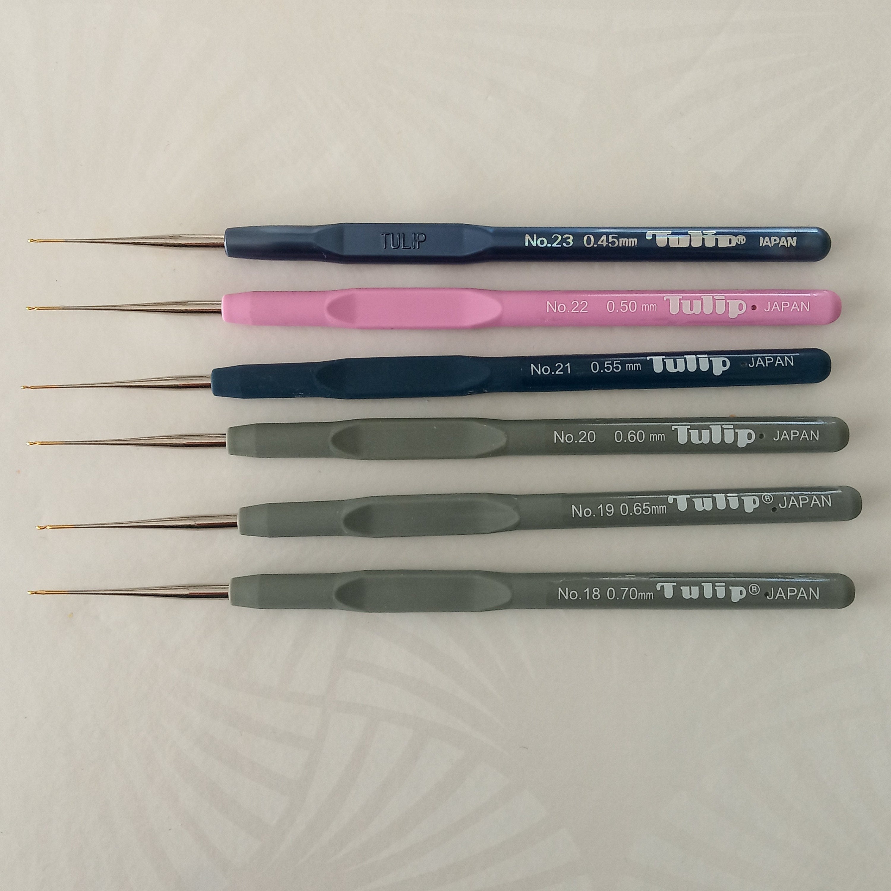 12 Different Size Tulip Fine Steel Soft Grip Crochet Hooks /hook Sizes  Included in This Set : 0, 3, 6, 9, 12, 15, 17, 19, 20, 21, 22, 23 