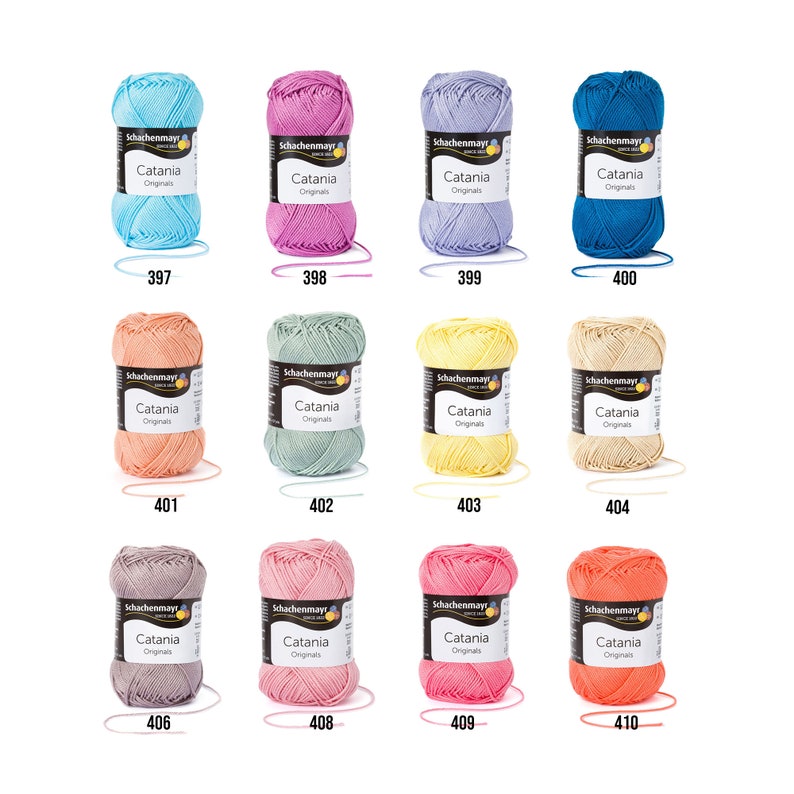 K&ouml;nnte beinhalten: Eine Sammlung von 12 Kn&auml;uel Catania Originals Garn in verschiedenen Farben, darunter hellblau, rosa, lavendel, blau, pfirsich, gr&uuml;n, gelb, beige, grau, koralle und rot. Jedes Kn&auml;uel ist mit dem Markennamen Schachenmayr und dem Catania Originals Logo gekennzeichnet.