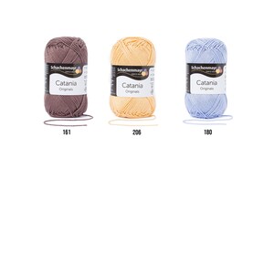 K&ouml;nnte beinhalten: Drei Wollkn&auml;uel in verschiedenen Farben: Braun, Gelb und Blau. Jedes Kn&auml;uel tr&auml;gt ein Etikett mit der Aufschrift "Schachenmayr Catania Originals" und einer Nummer: 161, 206 und 180.