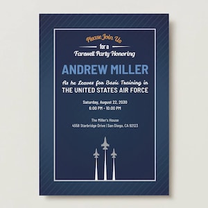 Op de afbeelding: Een marineblauwe uitnodigingskaart met witte diagonale strepen en een witte rand. De tekst luidt: Please Join Us for a Farewell Party Honoring ANDREW MILLER As he Leaves for Basic Training in THE UNITED STATES AIR FORCE. Bevat datum, tijd en adresgegevens, met drie witte silhouetten van straaljagers onderaan.