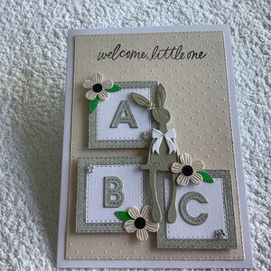 Welcome Little One…….Handgemaakte luxe kaart……..Kaart heeft veel afmetingen…….Kaart voor een speciaal iemand…Konijn zittend op blokken kaart..
