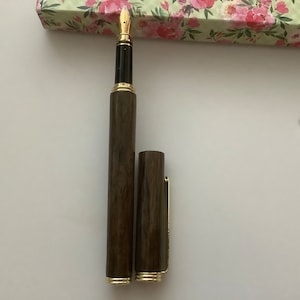 Penna stilografica in legno di noce inglese...Penna stilografica in noce tornita a mano...Regalo di compleanno...Scatola di presentazione...Penne e matite.