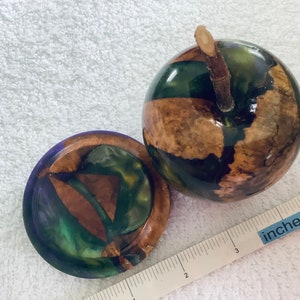 Absolutamente fabuloso..Torneado a mano..Amboyna Burr Wood...Fundido en resina coloreada..Apple y soporte.Por favor revise las secciones.Fruteros y tazones de madera