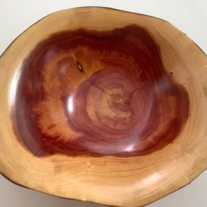 Tazón de madera de enebro inglés…… Girado a mano... Tazón de madera de enebro inglés.... Madera procedente de los alrededores del bosque de Sherwood Reino Unido…… El hogar de Robin Hood…..