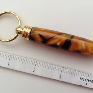 Ręka toczona.... Pick zębów/breloczek do kluczy.... Polerowane akrylowe.... Armatura w kolorze złotym... Proszę sprawdzić sekcje.. Mieszane elementy drewniane..