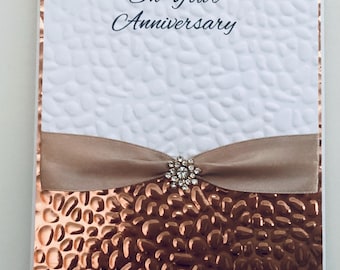 Tarjeta de aniversario de cobre hecha a mano: diseño en relieve y detalle de cinta.