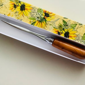 Abrecartas... El mango está hecho a mano de madera de tejo inglés... Con accesorios de metal de color plateado.