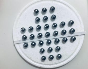 Juego de solitario artesanal: tablero de Corian blanco con bolas plateadas