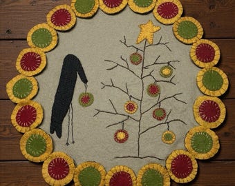 Hand Stitched Wool Penny Rug Mat 14x14, Primitive Crow Folk Art Table Centerpiece, Rustic Farmhouse Candle Mat, Wool Applique