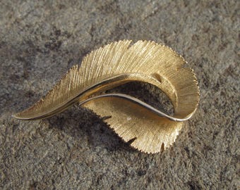 Vintage Sarah Coventry Gold Tone Single Feather Jewelry Brooch Pin 1968