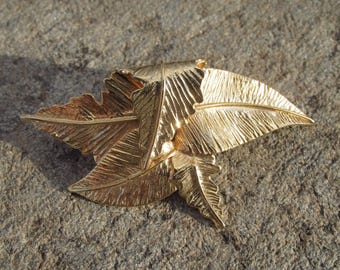 Vintage Gold Tone Cluster of Leaves or Feathers Jewelry Brooch Pin 1968