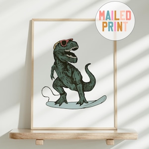 Cooler T-Rex Surf Kunstdruck, Dinosaurier-Wanddekoration für Kinderzimmer, Kinderzimmer oder Spielzimmer, lustige Strandvibes, gedruckt und ausgeliefert