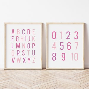 Arte de pared con alfabeto y números para guardería de niñas • Decoración de pared moderna para habitación de niños • Juego de 2 impresiones de pósteres imprimibles para sala de juegos de niños •