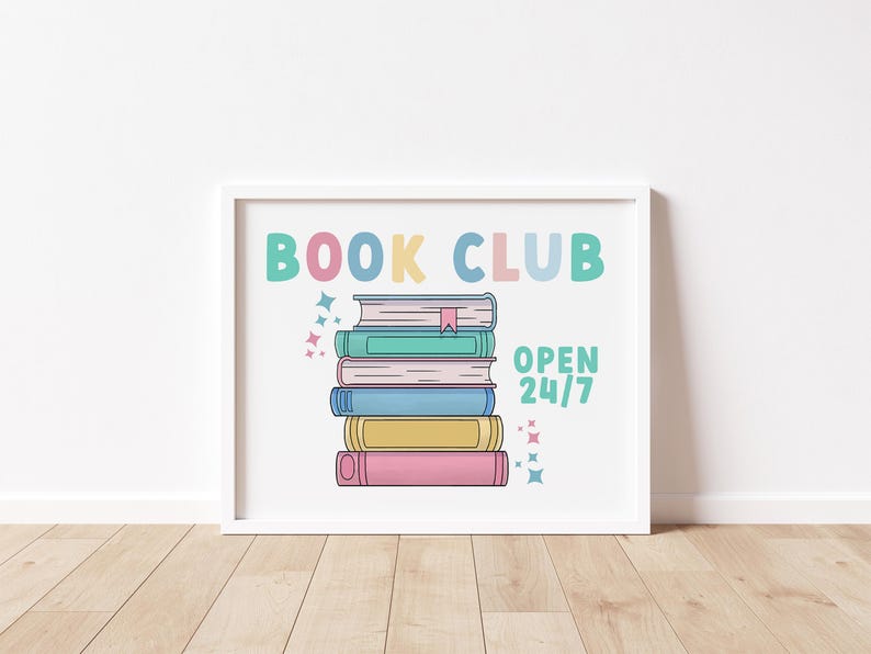K&ouml;nnte beinhalten: Wei&szlig;er gerahmter Druck mit dem Text "BOOK CLUB" in bunten Buchstaben. Unter dem Text ist ein Stapel bunter B&uuml;cher mit einem Lesezeichen abgebildet. Der Text "OPEN 24/7" befindet sich unter den B&uuml;chern.