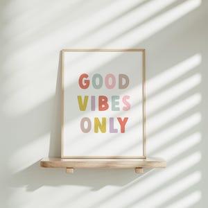 子ども部屋や赤ちゃんの部屋にぴったりな、Good Vibes Only のウォールアート • ボヘミアンカラーのモダンなウォールデコレーション • 印刷可能なポスタープリント