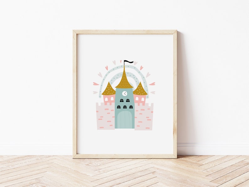 Peut inclure: Une impression d'art imprimable repr&eacute;sentant une illustration fantaisiste d'un ch&acirc;teau rose et bleu avec un toit dor&eacute; et une horloge. Le ch&acirc;teau est entour&eacute; d'un arc-en-ciel et de c&oelig;urs.